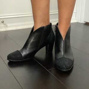Luftpolster Chic Black Heeled Boots with Textured Toe and Back